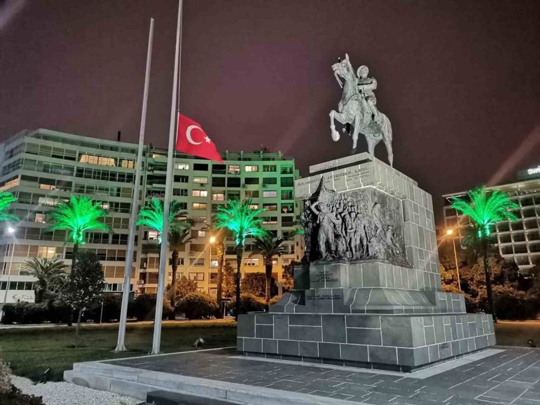 TBMM'deki bütün bayraklar yarıya indirilirken o bayrağa dokunulmadı! Bakın neden... 8